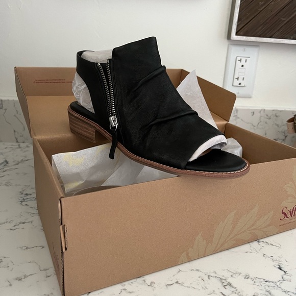 Sofft | Shoes | Sofft Nestyn Sandal In Black Leather | Poshmark